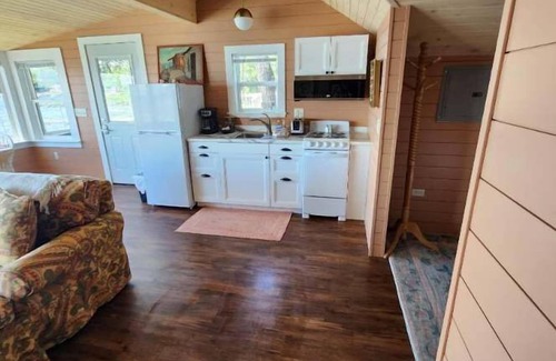 Sturgeon Bay Cottage | Snug Harbor Inn - Midship Cottage