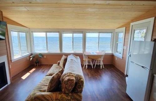 Sturgeon Bay Cottage | Snug Harbor Inn - Midship Cottage