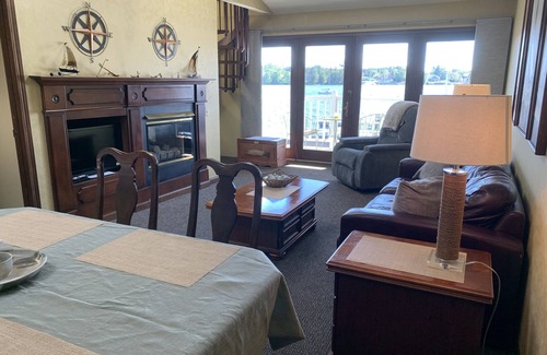 Sturgeon Bay Apartment | Snug Harbor Inn - Suite 202 & 203