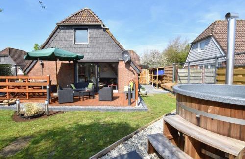 Herkingen House | Snug Holiday Home in Herkingen with Jacuzzi in the Garden