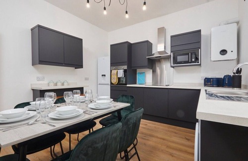 Sheffield Villa | Snug House proudly presents this traditional stylish 6-Bedroom home away from home