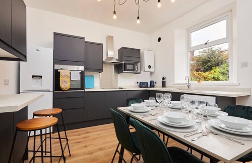 Sheffield Villa | Snug House proudly presents this traditional stylish 6-Bedroom home away from home