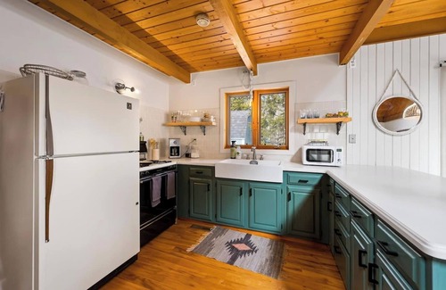 Sturgeon Bay Cabin | "Snug Life" - Sturgeon Bay Lakeshore Cabin - Barrel Sauna