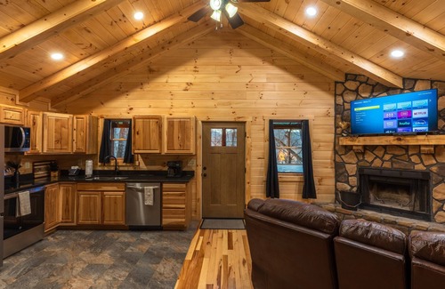 Laurelville Cabin | Snuggle Inn - Cozy Couple's Cabin in Hocking Hills