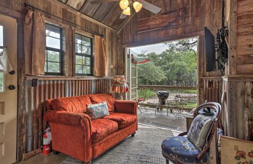 Wimberley Apartment | Snuggle Inn Wimberley Cabin with Fire Pit and Deck