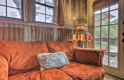 Wimberley Apartment | Snuggle Inn Wimberley Cabin with Fire Pit and Deck