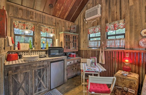 Wimberley Apartment | Snuggle Inn Wimberley Cabin w/Fire Pit + Deck
