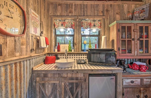 Wimberley Apartment | Snuggle Inn Wimberley Cabin w/Fire Pit + Deck
