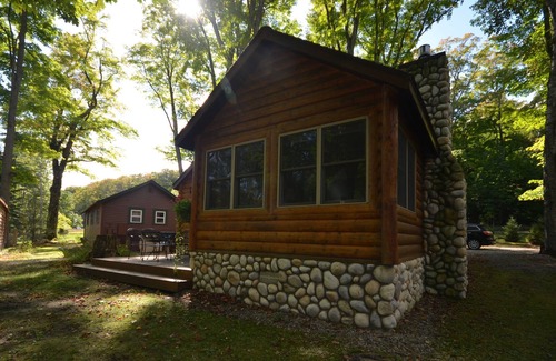 Northport House | Snuggle up at this 2 bedrm log cabin in Northport. Fireplace. Close to town.