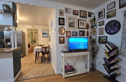 St. Regis Cottage | Snuggle Up In this Vintage Themed Cottage with Hot Tub Relax & Unwind