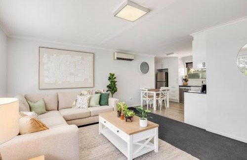 Kearneys Spring Apartment | So Central, So Comfortable!