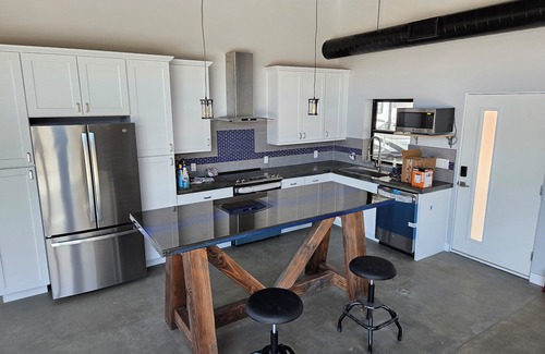 Yucca Valley House | Soak at Boulder Cove-Private-Hot Tub-Mountain Views-Private Walking Path