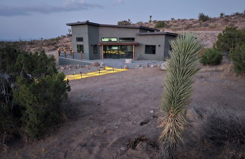 Yucca Valley House | Soak at Boulder Cove-Private-Hot Tub-Mountain Views-Private Walking Path