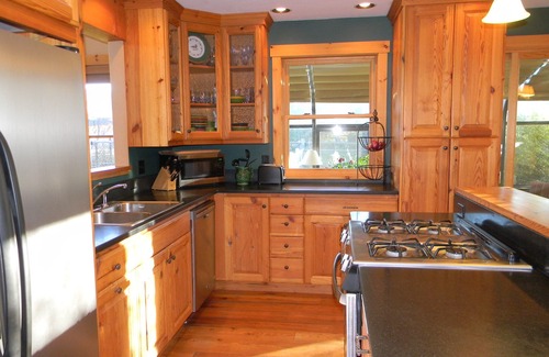 Alta House | Soak in the Hot Tub, Relax by the Fireplace, or X-C Ski from the Back Door