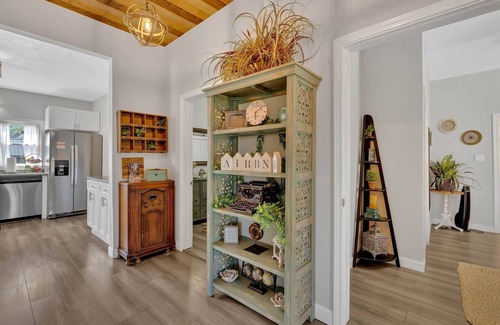 Bristol House | Soak n Stroll 2 State St, Hot Tub, FirePit, Dogs