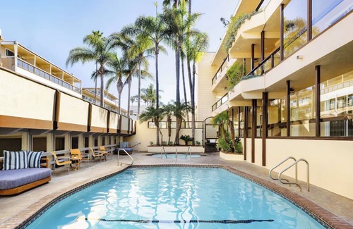 Laguna Beach Hotel | Soak Up Sun with Beach Loungers, Outdoor Pools & Walks to Laguna Art Museum