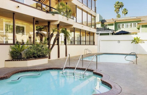 Laguna Beach Hotel | Soak Up Sun with Beach Loungers, Outdoor Pools & Walks to Laguna Art Museum