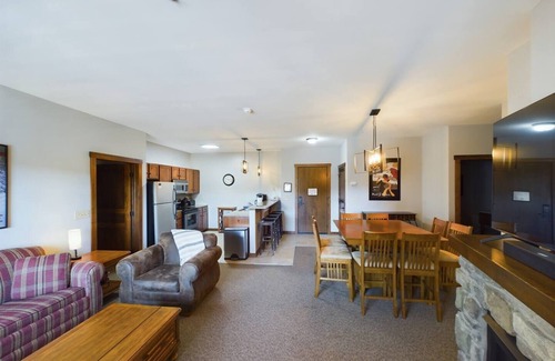 Snowshoe Condo | Soaring Eagle Ski-in/Ski-out Condo w/Hot Tubs
