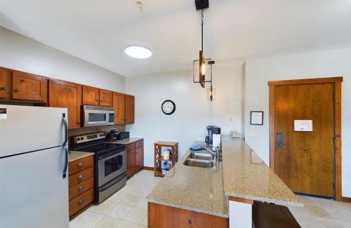 Snowshoe House | Soaring Eagle Ski-in - Ski-out Condo With Hot Tubs