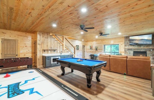 Gatlinburg Cabin | Soaring National Park Views/Pool