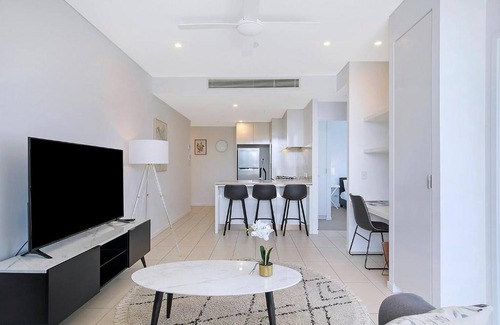 South Brisbane Apartment | Soaring Skyline on Southside at Resort-Style Stay