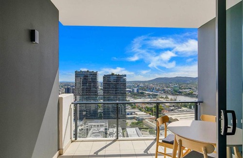 South Brisbane Apartment | Soaring Skyline on Southside at Resort-Style Stay