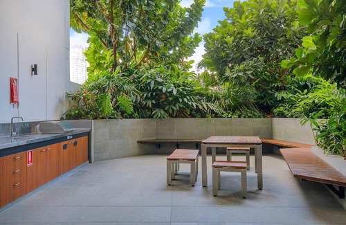 South Brisbane Apartment | Soaring Skyline on Southside at Resort-Style Stay