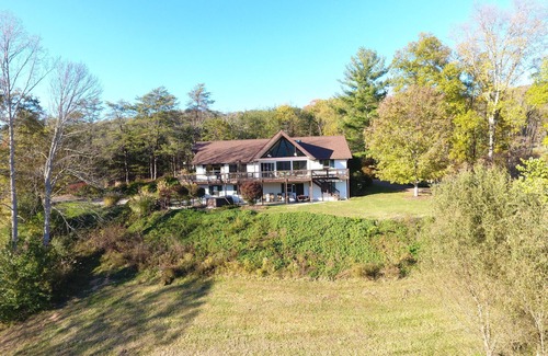 Barnardsville House | Social Distance here with family! VIEWS, PRIVACY, DOG FRIENDLY, EASY ACCESS!
