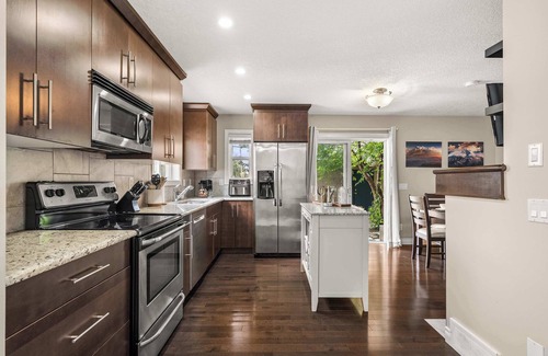 Bridgeland House | Social Haus Trendy 3BR Townhome in Bridgeland YYC