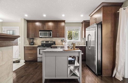Bridgeland House | Social Haus Trendy 3BR Townhome in Bridgeland YYC