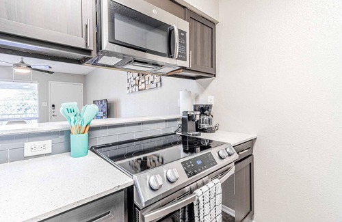 Dawson Apartment | SoCo 1BR suite, king bed, close to Downtown