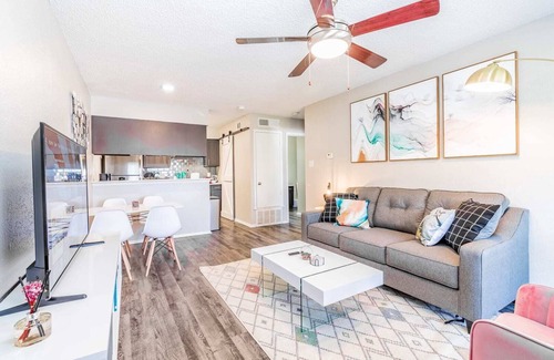 Dawson Apartment | SoCo 1BR suite, king bed, close to Downtown