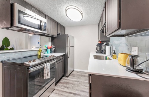 Dawson Apartment | Soco 2BR Cozy Suite w Pool King bed Fast Wifi