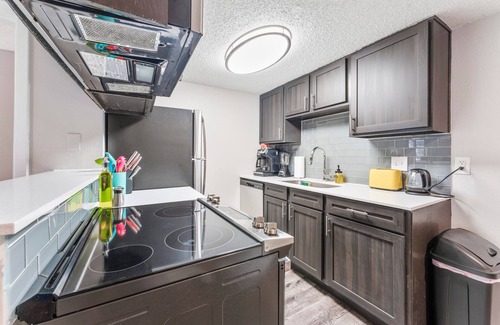 Dawson Apartment | Soco 2BR Cozy Suite w Pool King bed Fast Wifi