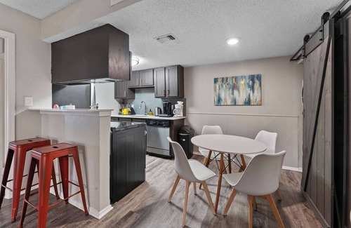 Pleasant Valley Apartment | SoCo 2BR warm suite, king bed, fast WiFi