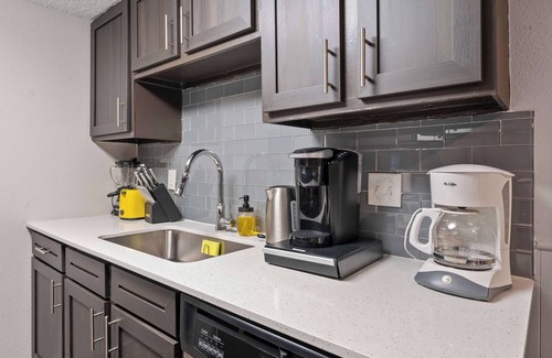 Pleasant Valley Apartment | SoCo 2BR warm suite, king bed, fast WiFi