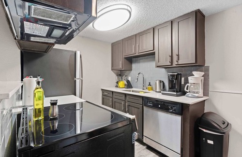 Pleasant Valley Apartment | SoCo 2BR warm suite, king bed, fast WiFi