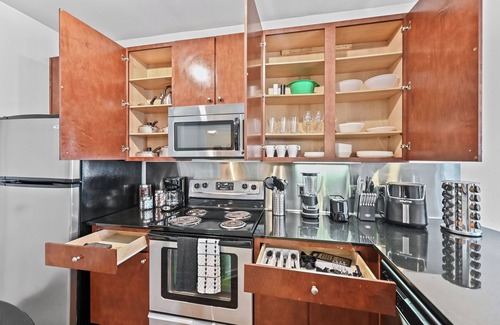 Travis Heights Apartment | SoCo Getaway - Walk to Downtown Pool Rooftop