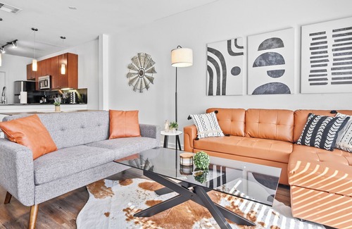 Travis Heights Apartment | SoCo Getaway - Walk to Downtown Pool Rooftop