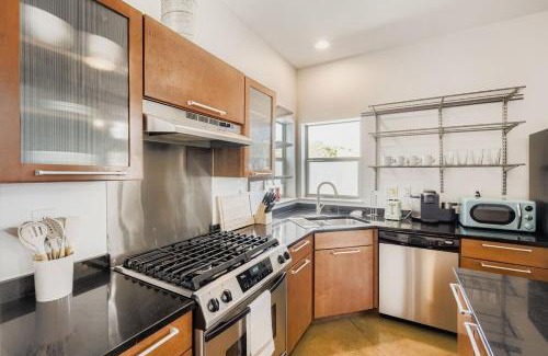 South Lamar House | SoCo Retreat - Escape for 8 - EV Charger Available
