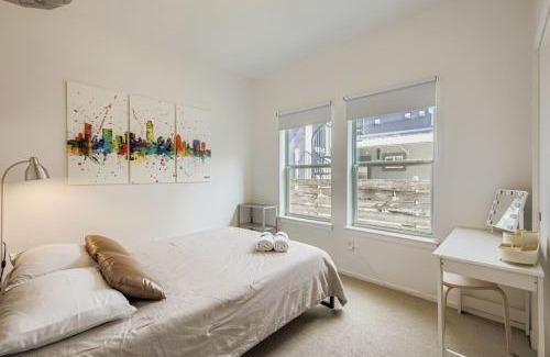 South Lamar House | SoCo Retreat - Escape for 8 - EV Charger Available