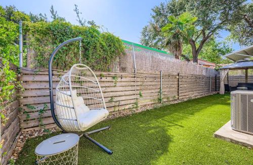 South Lamar House | SoCo Retreat - Escape for 8 - EV Charger Available