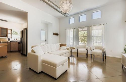 South Lamar House | SoCo Retreat - Escape for 8 - EV Charger Available