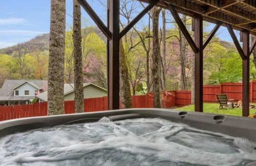 Valley Creek Run Ski Chalet | Soco Serene Cabin in the Heart of Maggie Valley