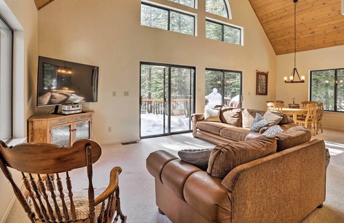 Pla-Vada Woodlands Cabin | Soda Springs Cabin w/ Deck: Mins to 3 Ski Resorts!