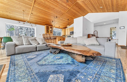 Soda Springs House | Soda Springs Getaway with River & Lake Access