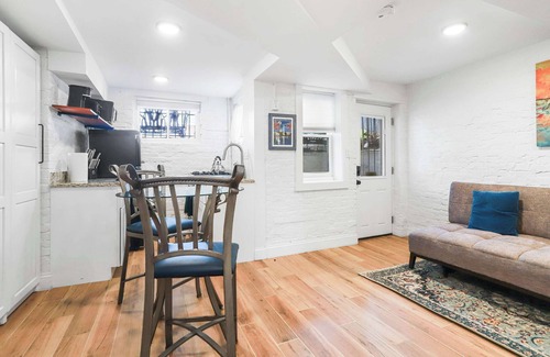 Capitol Hill Apartment | Sojourn Charming Lower Level Studio - Capitol Hill