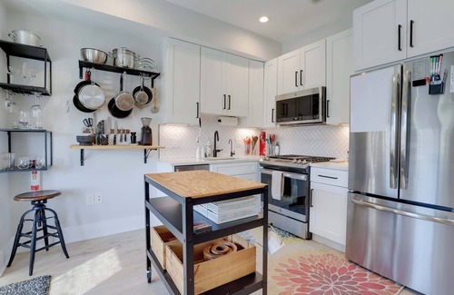 Bloomingdale Apartment | Sojourn Worldly 1 BR 2 BA, 2 Blocks to Shaw Metro