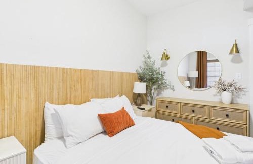 West Town Apartment | Sol de Lumiere 2BR, Deck, Parking near Wicker