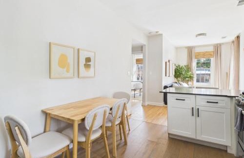 West Town Apartment | Sol de Lumiere 2BR, Deck, Parking near Wicker